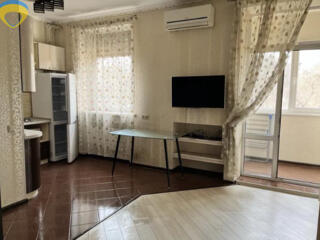 Продам 1 комнатную квартиру сталинского проекта в центре города.