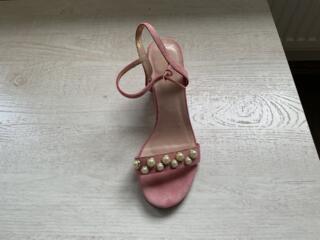 Продаются босоножки. Натуральная замша. Размер 39.