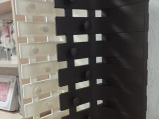 Вешалка настенная, пластиковая.