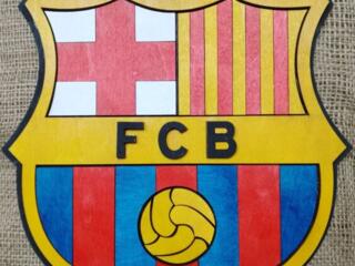 Гербы и надписи на подставке из фанеры