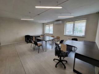 Пропонується в оренду фасадне приміщення під офіс в ЖК  Лебединий ,  .