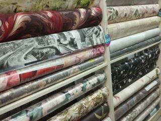 Обои, самоклеющаяся пленка, клеёнка, стеновые панели, люстры, часы