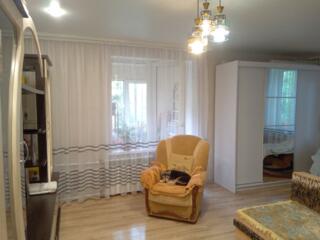 Продам двухкомнатную квартиру в центре по улице Маяковского.