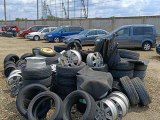 Продаю шины, колеса и задние шторки — большой выбор!