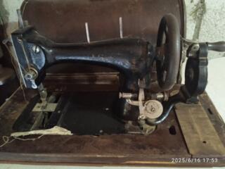 Продается антикварная швейная машинка Davis