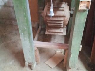 Продаю эл. распиловочный станок, окна деревянные, панели от шкафов.