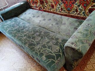 Диван-книжка, велюр, мягкие широкие подлокотники.