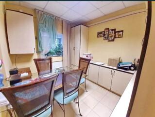 Продам фасадный офис в центре города