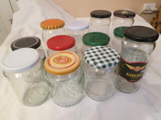 Продаю банки 3-х литровые 9 леев 0.4, 0.5, 0,7.Цена 4 леев.