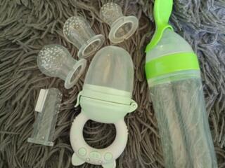 Ниблер и ложка с бутылочкой для кормления детей