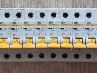Блок автоматов IEK — УЗО, 12 автоматов B16, шина — скидка 30%