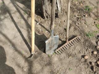 Продается: грабли, лопаты, сапы