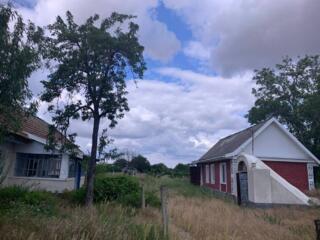 Срочно продам два дома на одном участке с летней кухней.