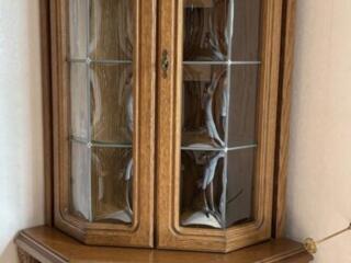 Угловая дубовая витрина