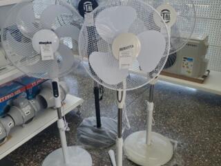 Напольные вентиляторы в ассортименте.