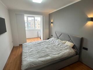 Продам 4- комн квартиру на Ильфа и Петрова