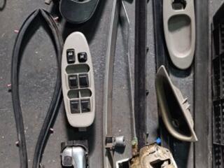 Продаётся стекло и вся начинка передней двери от Ниссан Тино.