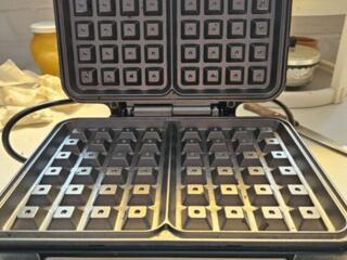 Вафельница почти новая