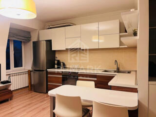 Apartament cu 3 camere cu locație ultra-centrală. Compartimentat în ..