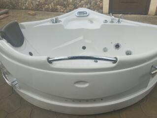 Ванну с джакузи (гидромассаж)