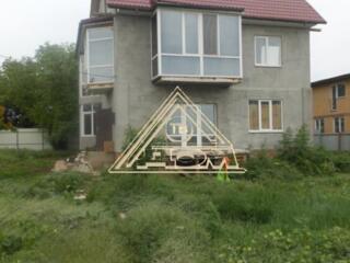 В продаже трехэтажный дом на Ленпоселке