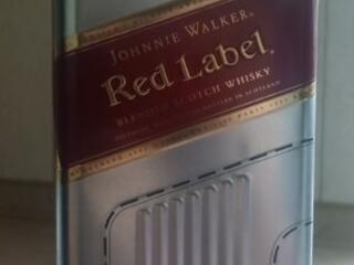 Бутылка из-под виски в родной упаковке.