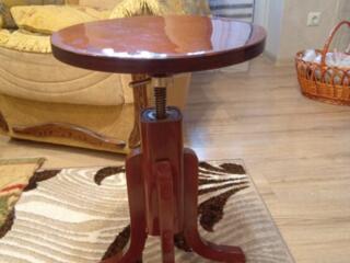 Стул с вращающимся механизмом из натурального дерева