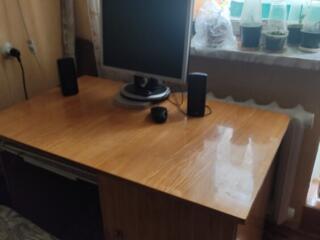 Продам письменный стол с ящиками 1м*0,6м