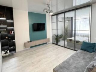 Продается светлая квартира с выделенной спальней в кирпичном доме. ...