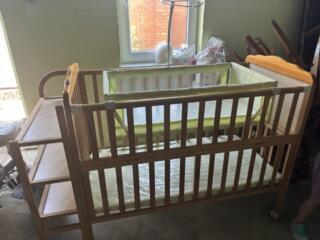 Продается кроватка цена 800р продается вместе с люлькой без матраса