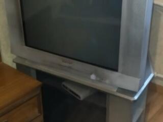 Продам рабочий маленький цветной телевизор для кухни JVC с пультом 80р