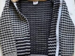 Тёплый вязаный батник на змейке. На возраст 7-8 лет.