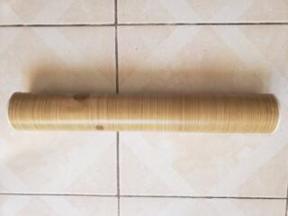 Продам рулон самоклейки под дерево дешево.