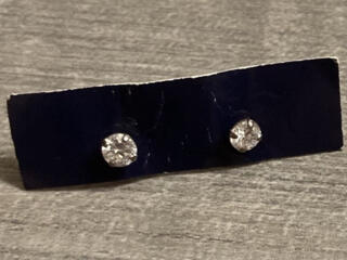 Продам серебряные гвоздики новые, набор с клипсами и сережки.