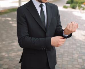 Продам чёрный классический костюм