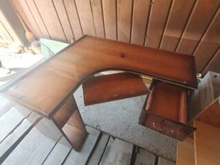 Угловой деревянный стол