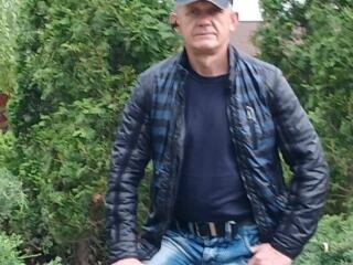 Выполняю сантехнические работы.