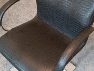 Продается кресло парикмахерское.