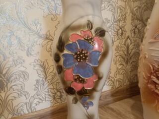 Продам две вазы и статуэтку.