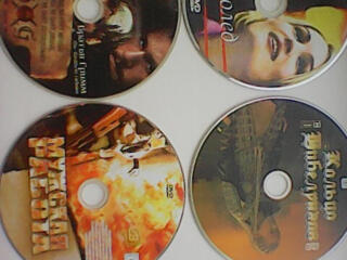 Диски ДВД и СД с фильмами и музыкой. Смотрите на фото