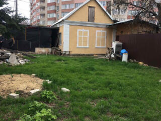 Продаётся пол дома!   Выделен в 1-цу.  Киевский район/Левитана.