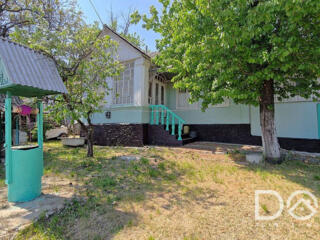 Casă bătrânească, teren 9 ari, fântână în curte, la strada centrală.