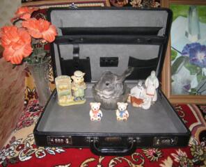 2 дипломата, шкурки норки на воротники и каракуль.