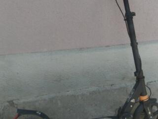 Продается городской самокат. Черный цвет.