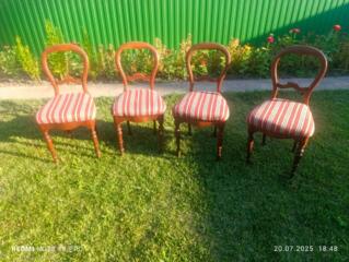 Красивые и удобные стулья, кресло- качалка, стол.