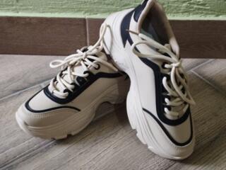Классные новые кроссовки.