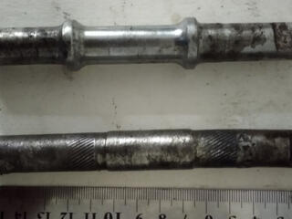 Оси кареток разные(2 шт)и оси передних колес(2 шт)