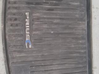 Продам оригинальный коврик багажника Toyota prius C