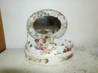 Продам шкатулку, перечницу, панно, чеканку (см. фото).