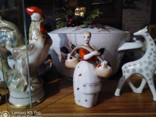 Статуэтки " штоф петух графин", девушка с грибами и др.